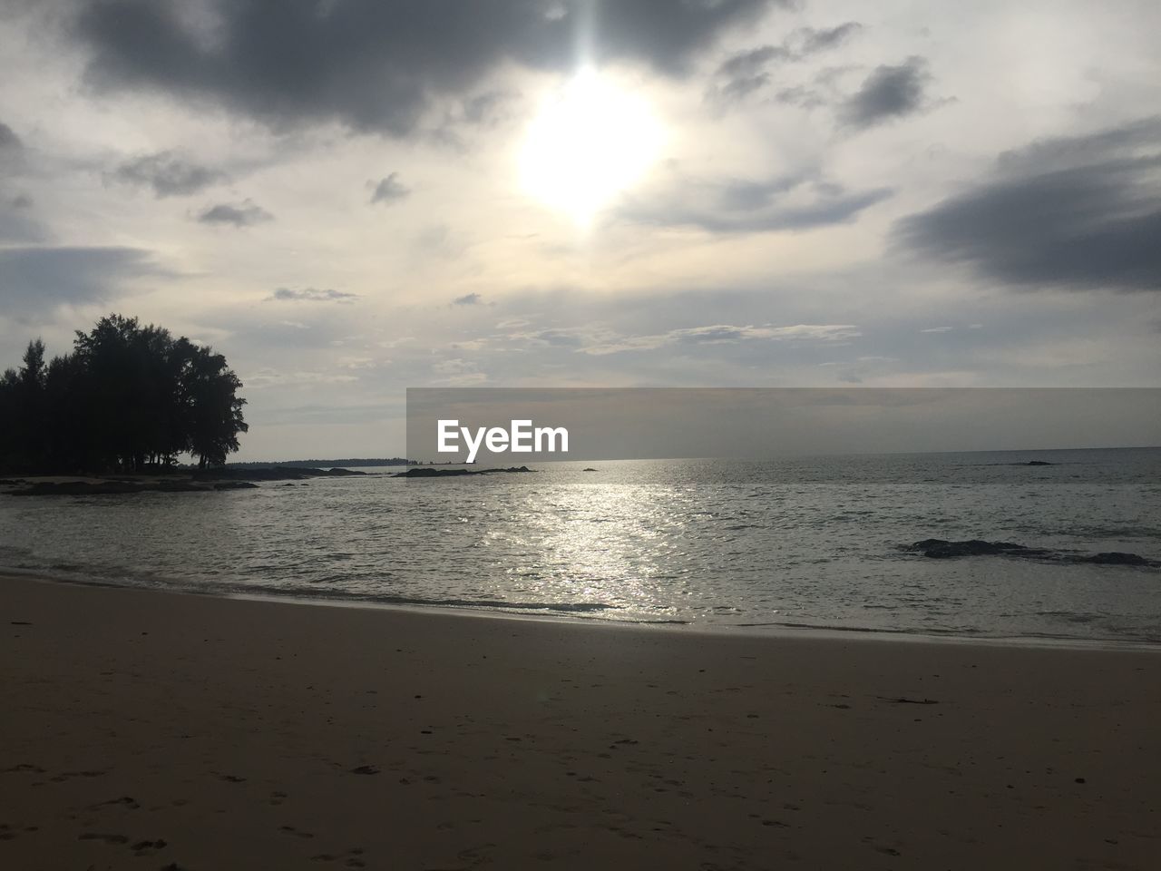 SCENIC VIEW OF BEACH AGAINST SKY AT SUNSET