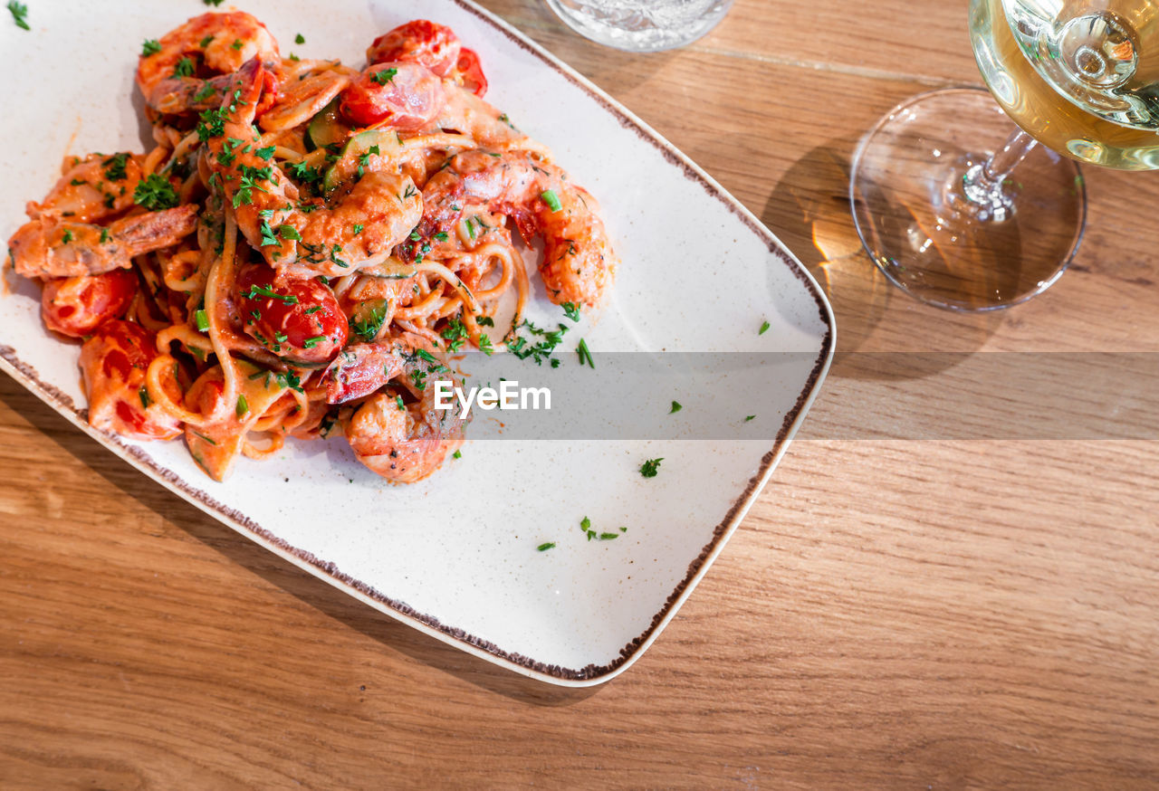 HIGH ANGLE VIEW OF PIZZA SERVED ON TABLE