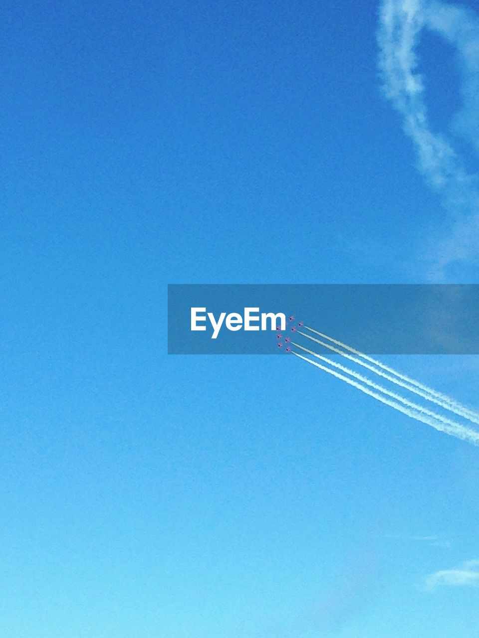 LOW ANGLE VIEW OF HELICOPTER FLYING AGAINST CLEAR BLUE SKY