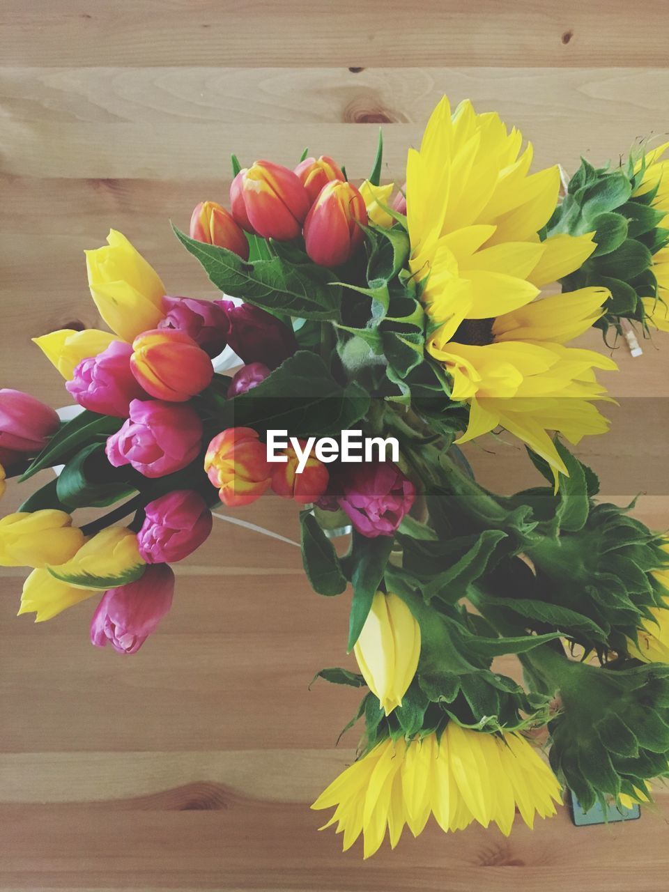 CLOSE-UP OF MULTI COLORED FLOWER BOUQUET