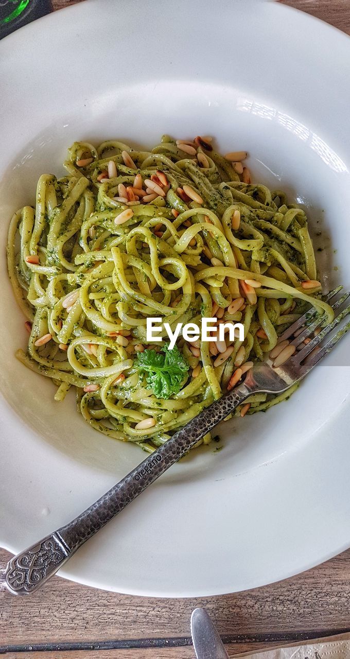 HIGH ANGLE VIEW OF FOOD IN PLATE