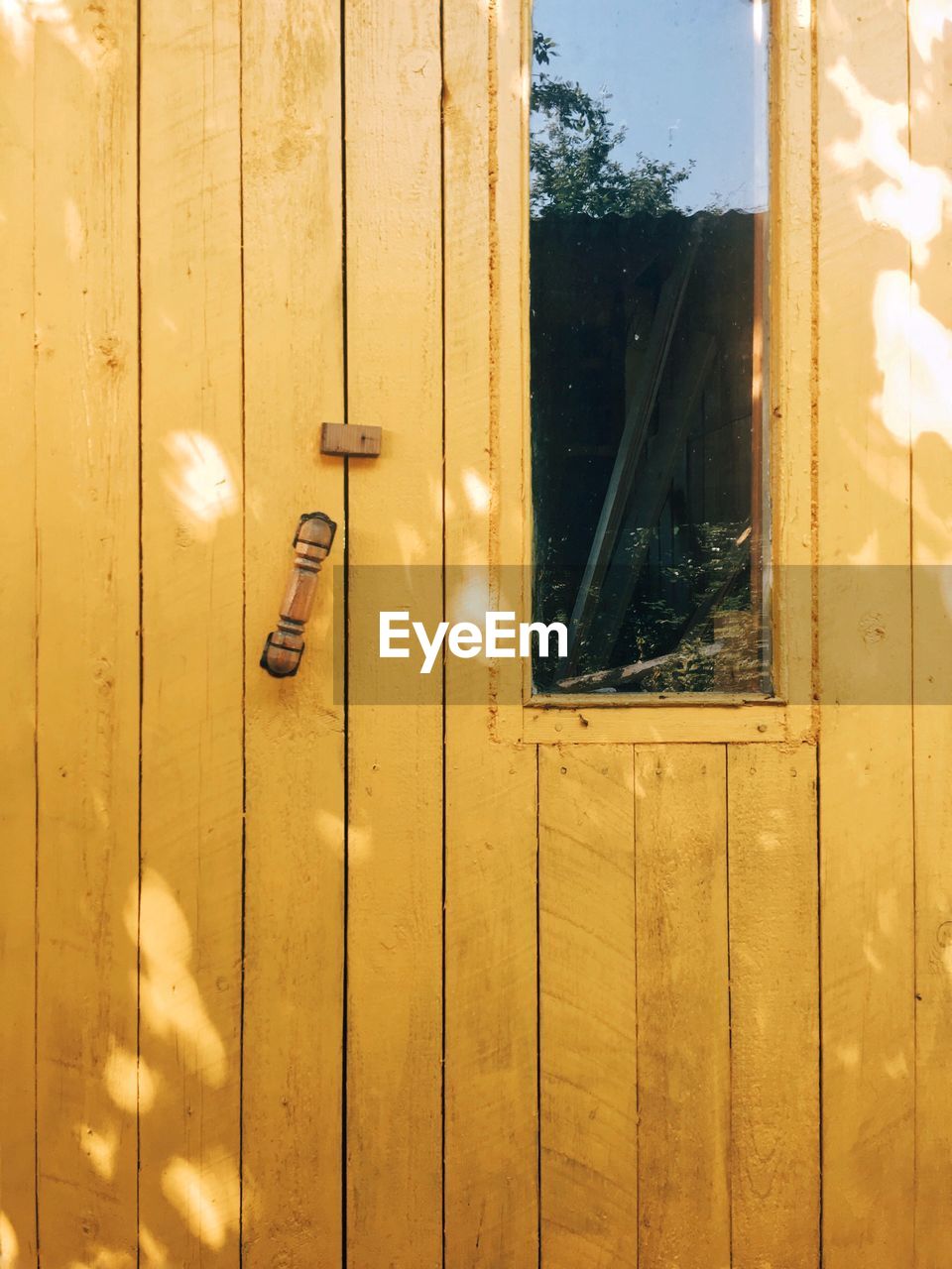 CLOSE UP OF DOOR