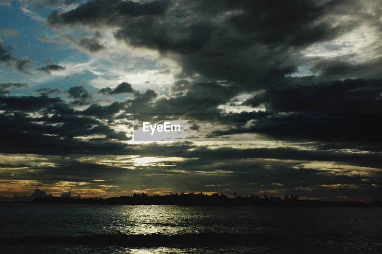 SCENIC VIEW OF DRAMATIC SKY OVER SEA