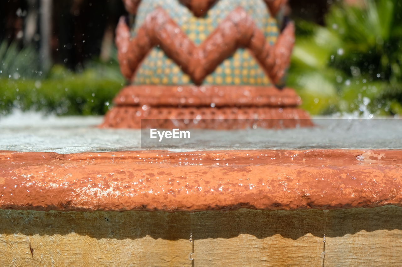 CLOSE-UP OF WATER ON LEAF OUTDOORS