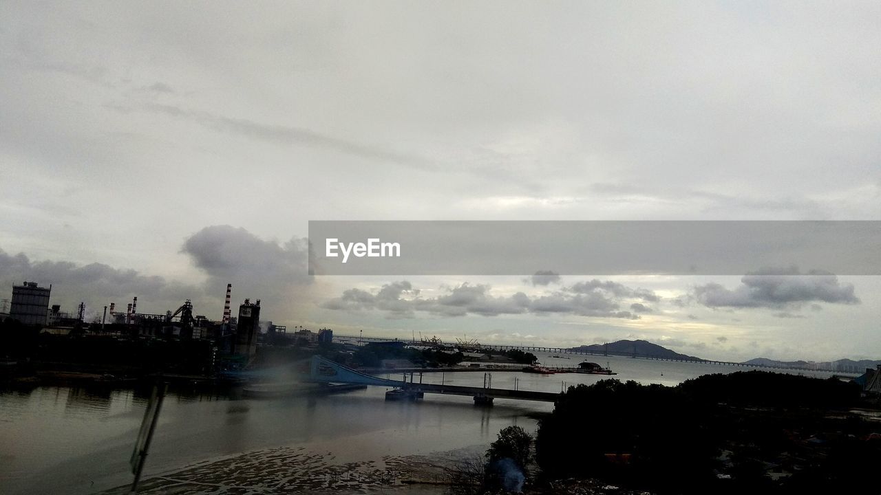 PANORAMIC VIEW OF CITY AGAINST SKY