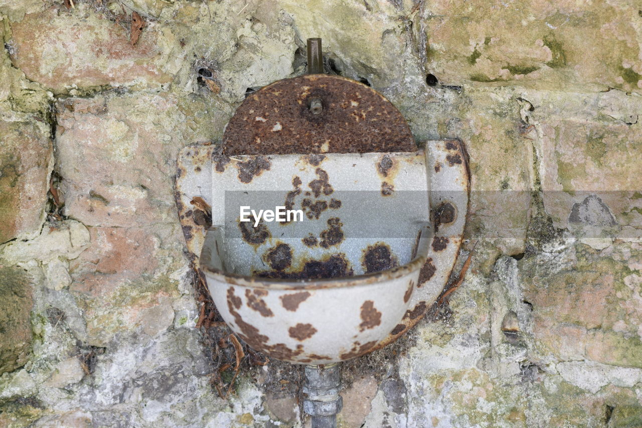 CLOSE-UP OF ABANDONED RUSTY OLD MACHINE