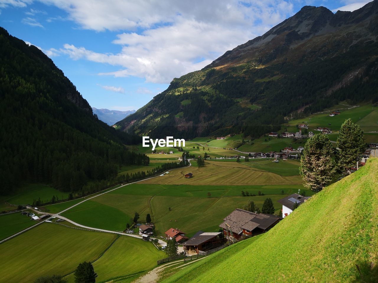 SCENIC VIEW OF AGRICULTURAL LANDSCAPE AGAINST SKY