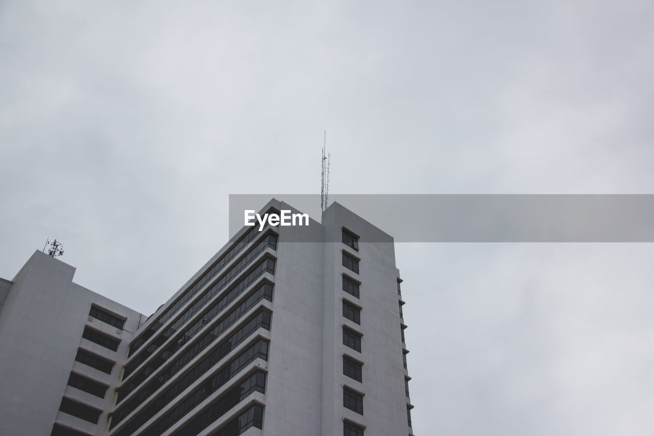 LOW ANGLE VIEW OF SKYSCRAPERS AGAINST SKY