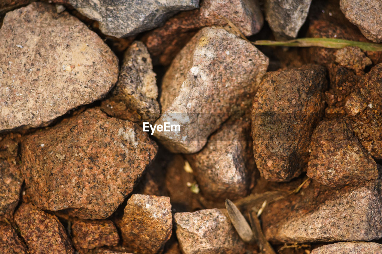 FULL FRAME SHOT OF STONES