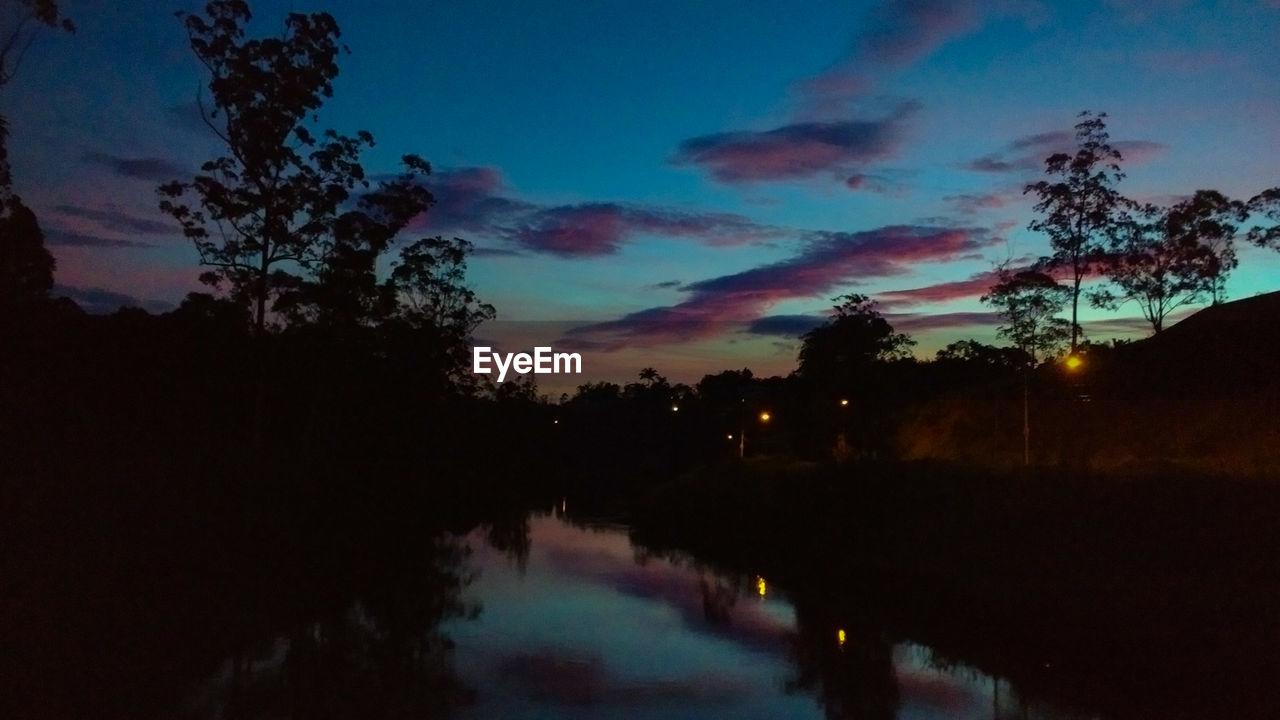 SCENIC VIEW OF LAKE AGAINST SKY AT NIGHT