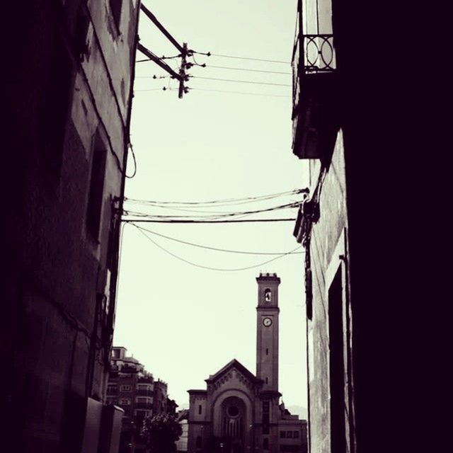 LOW ANGLE VIEW OF BUILDINGS IN CITY