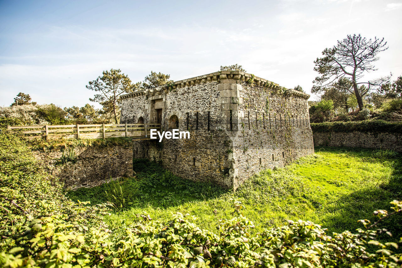 Old ruins of building against sky