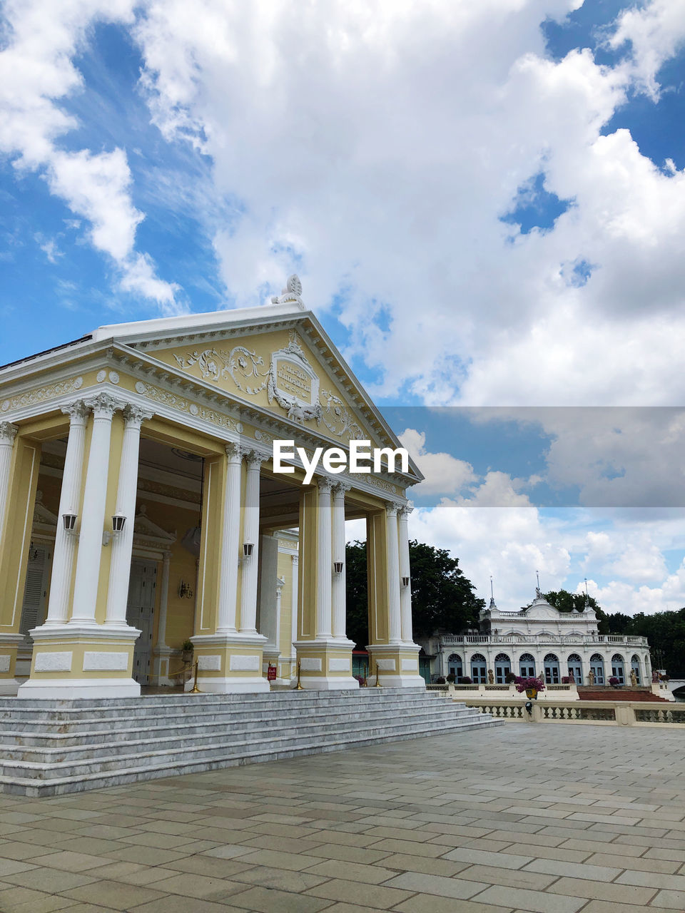 VIEW OF HISTORICAL BUILDING AGAINST SKY