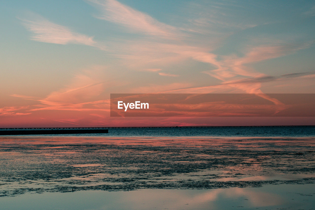 SCENIC VIEW OF SEA AGAINST SUNSET SKY