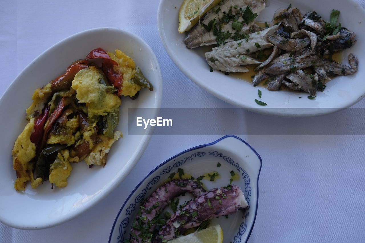 HIGH ANGLE VIEW OF FOOD ON TABLE