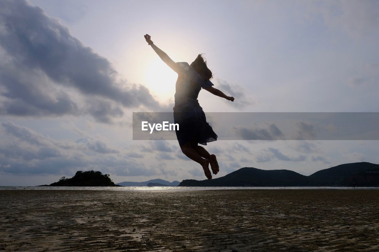 FULL LENGTH OF SILHOUETTE MAN JUMPING IN WATER