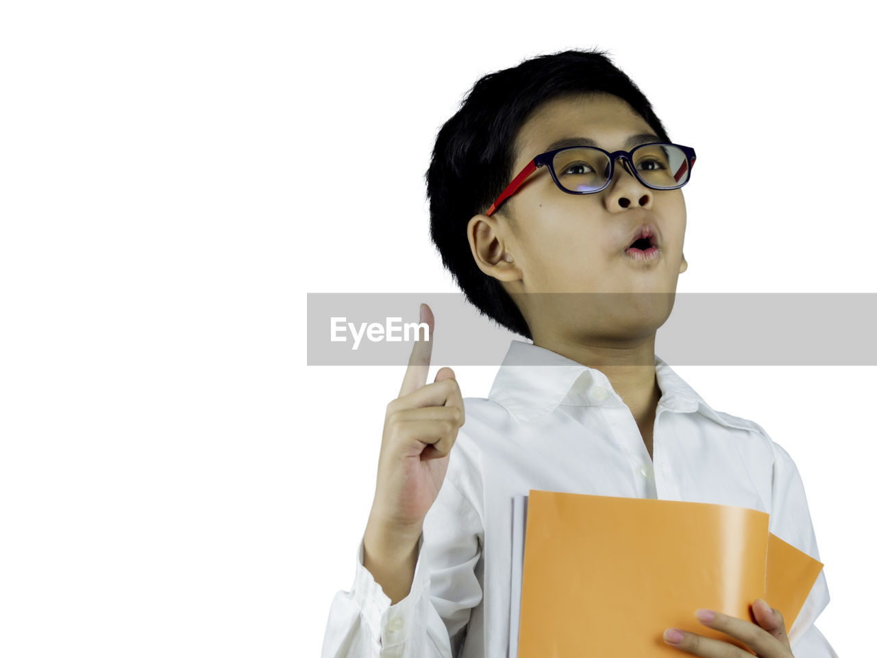 PORTRAIT OF YOUNG MAN WEARING EYEGLASSES