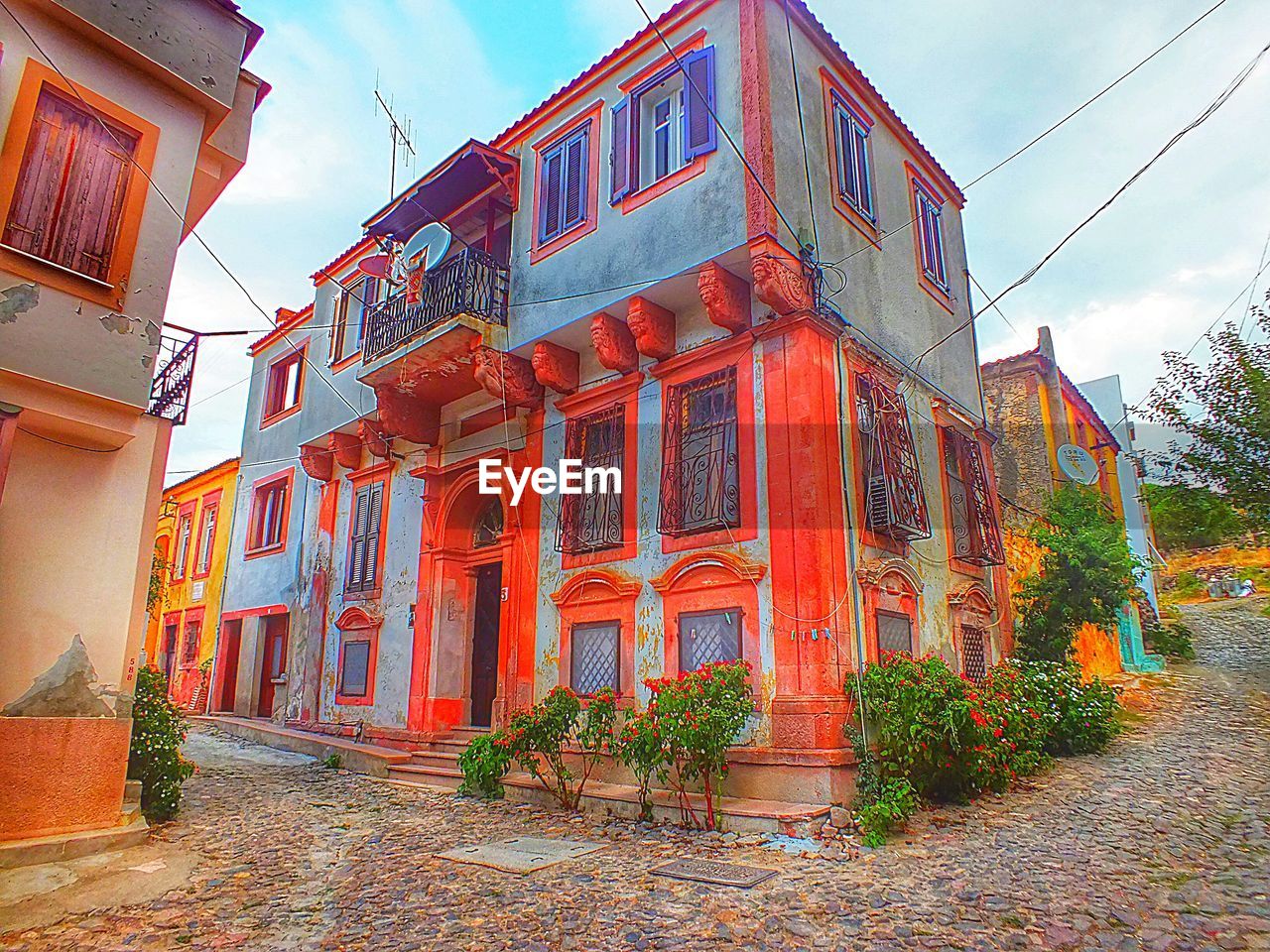 VIEW OF BUILDINGS ALONG THE ROAD