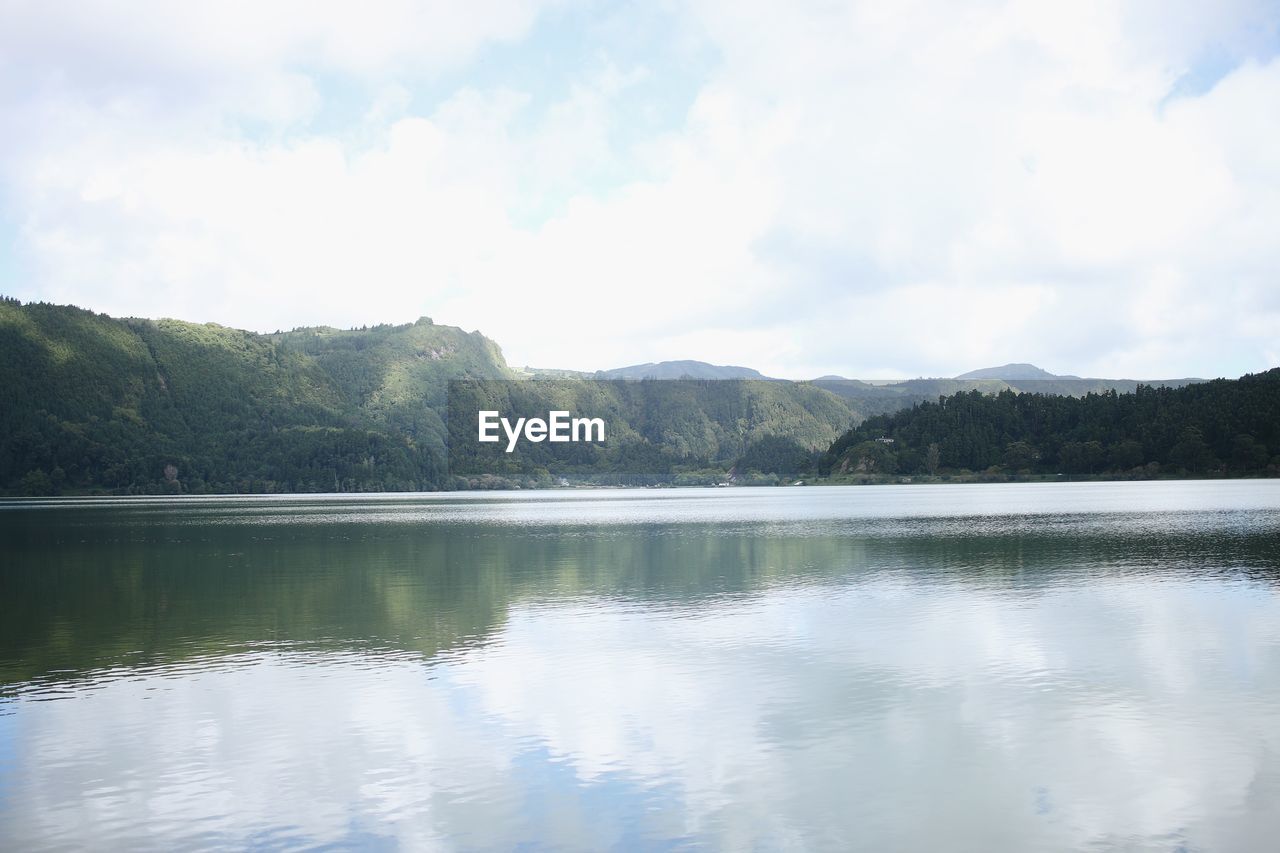 SCENIC VIEW OF LAKE BY MOUNTAIN AGAINST SKY