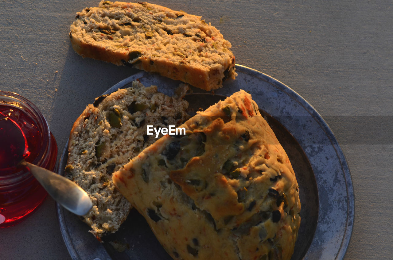 CLOSE-UP OF FOOD ON TABLE