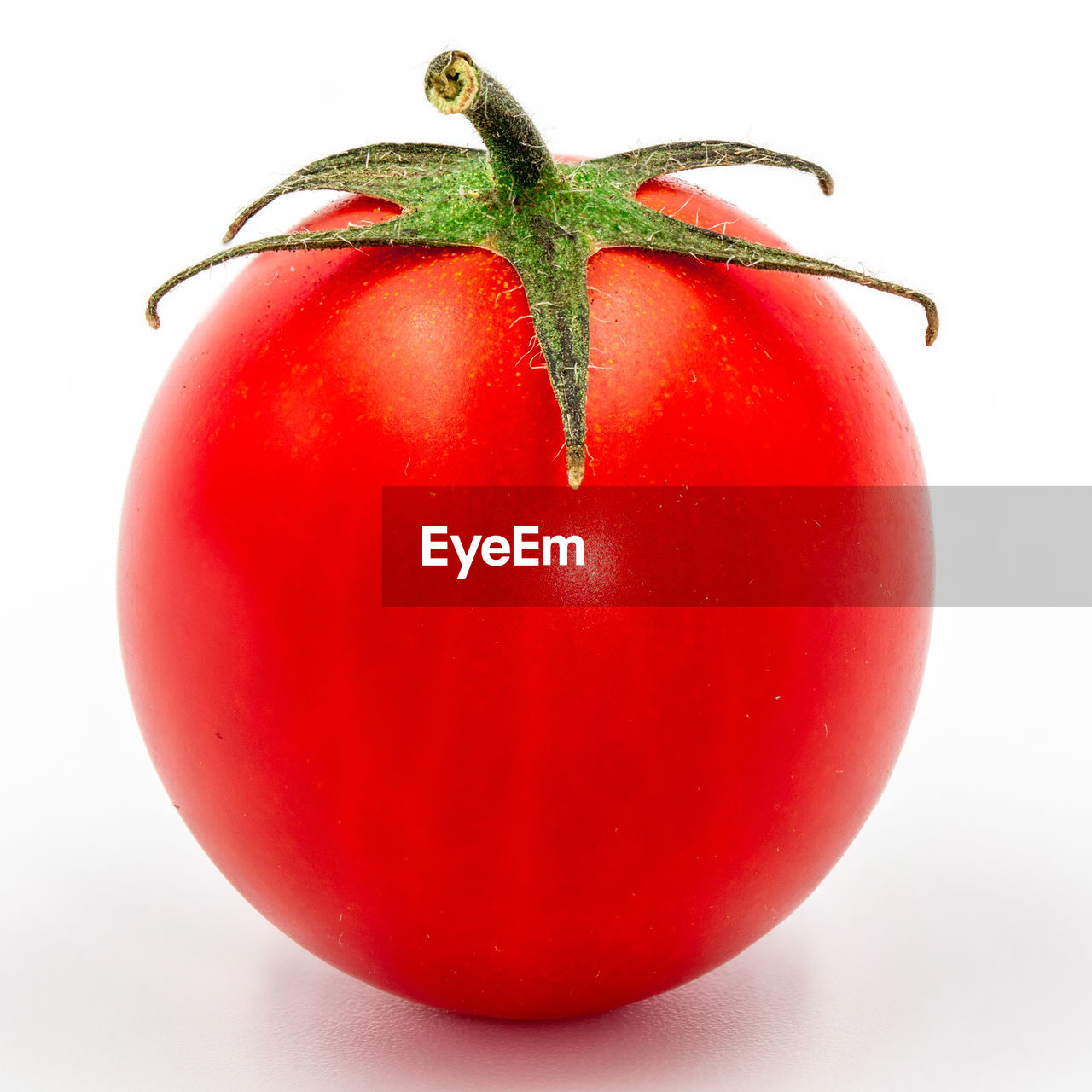 CLOSE-UP OF RED FRUIT