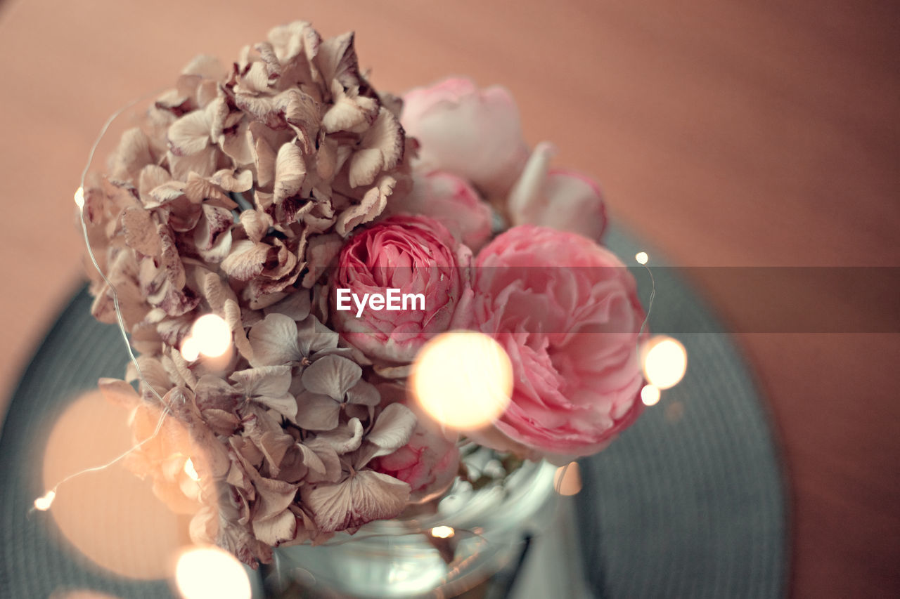 HIGH ANGLE VIEW OF ROSE BOUQUET ON WHITE ROSES