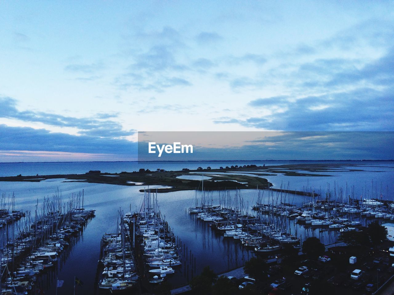 HIGH ANGLE VIEW OF BOATS ON SEA