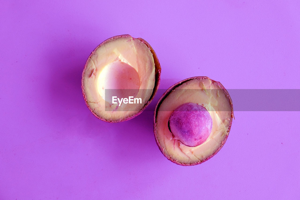 HIGH ANGLE VIEW OF LEMON ON PINK BACKGROUND