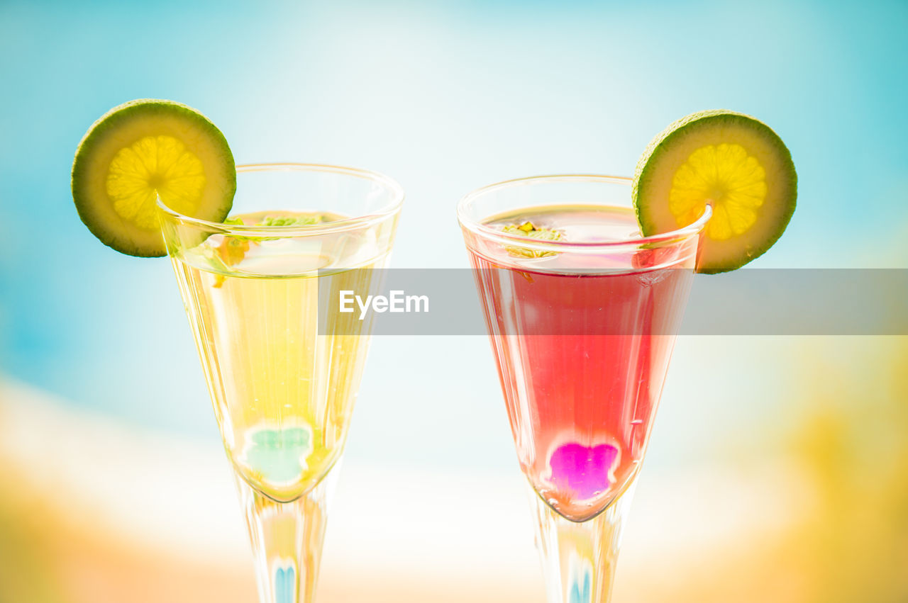 CLOSE-UP OF COCKTAIL WITH LEMON IN GLASS