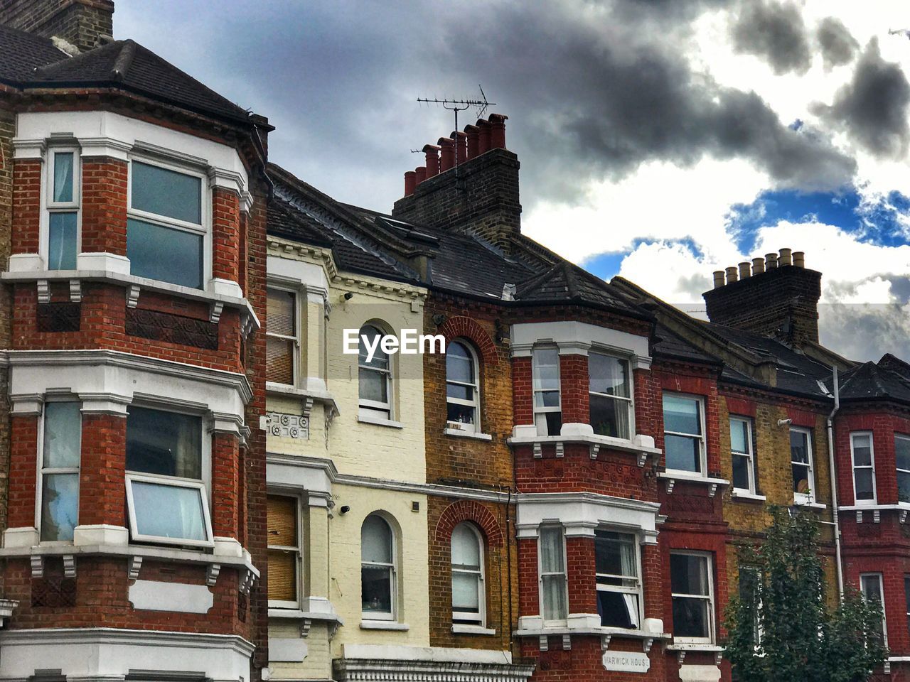 VIEW OF RESIDENTIAL BUILDINGS AGAINST SKY