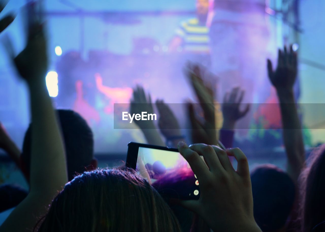 CLOSE-UP OF HANDS PHOTOGRAPHING THROUGH MOBILE PHONE