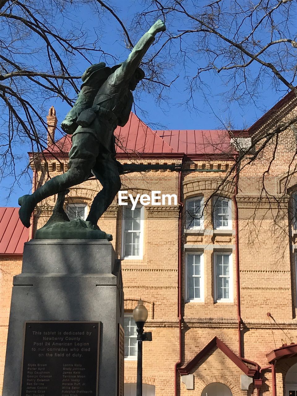 LOW ANGLE VIEW OF STATUE AGAINST BUILDING