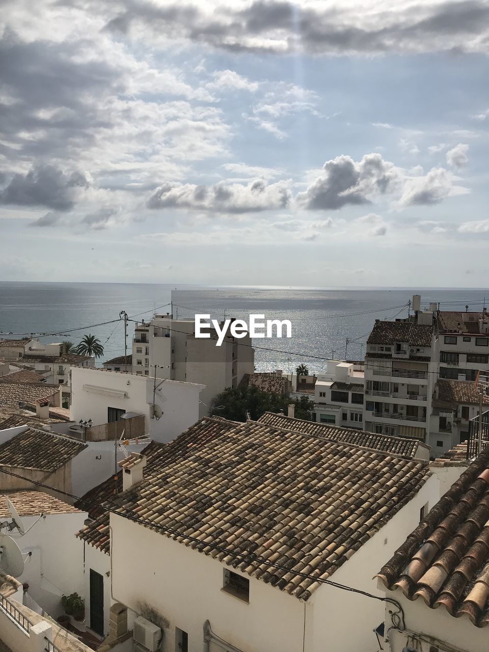 HIGH ANGLE VIEW OF TOWNSCAPE AGAINST SKY