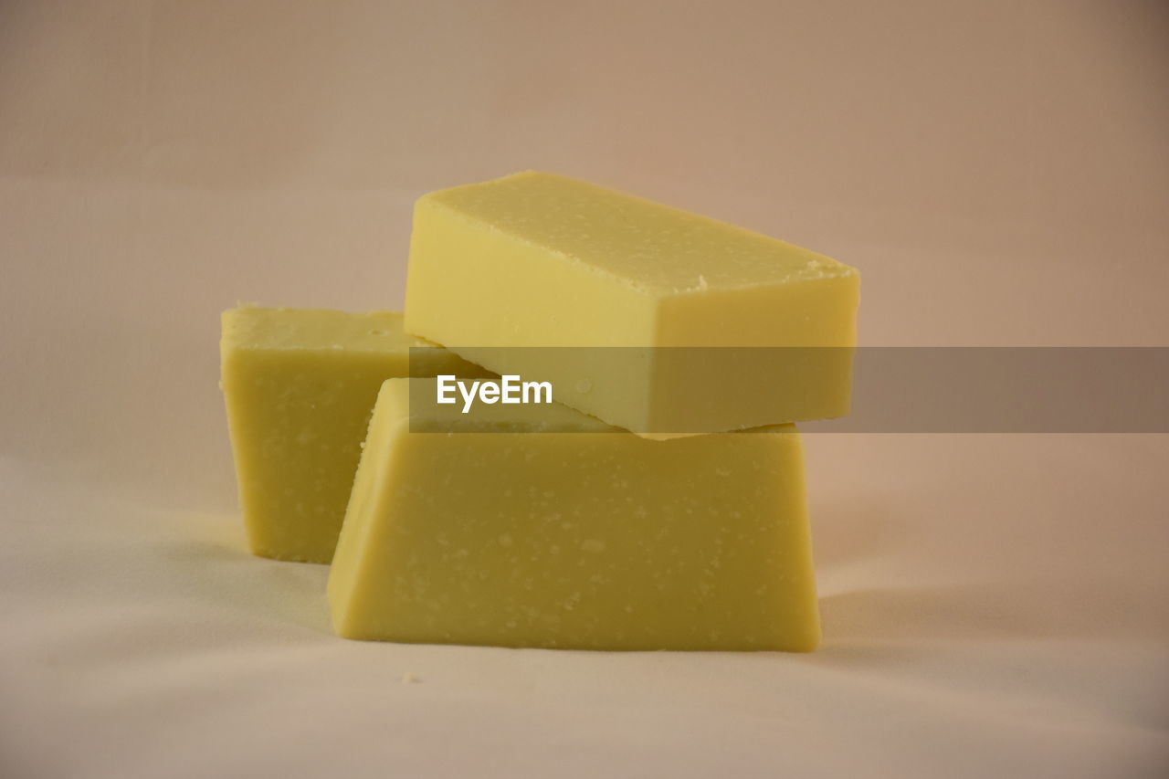 CLOSE-UP OF YELLOW CAKE ON PLATE