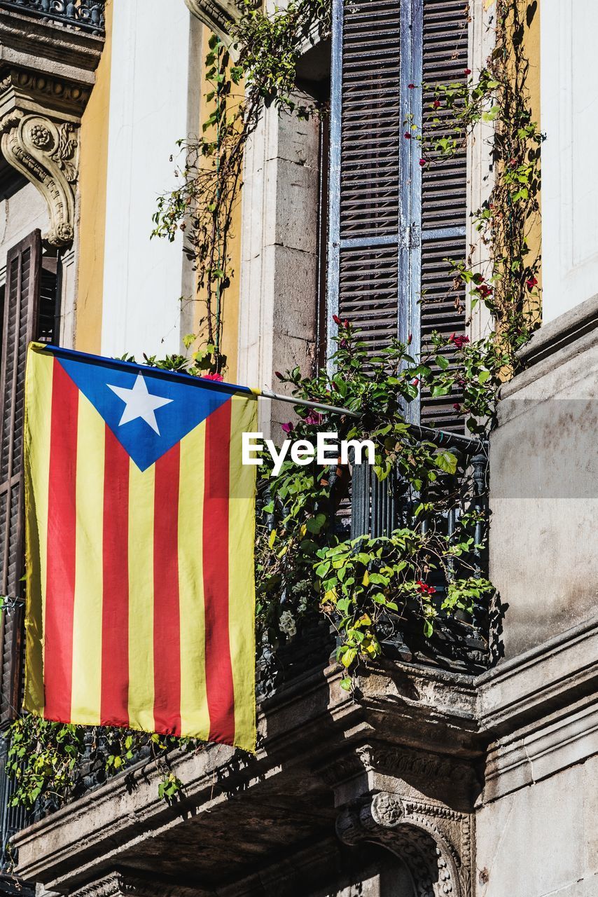 LOW ANGLE VIEW OF FLAG AGAINST BUILDING