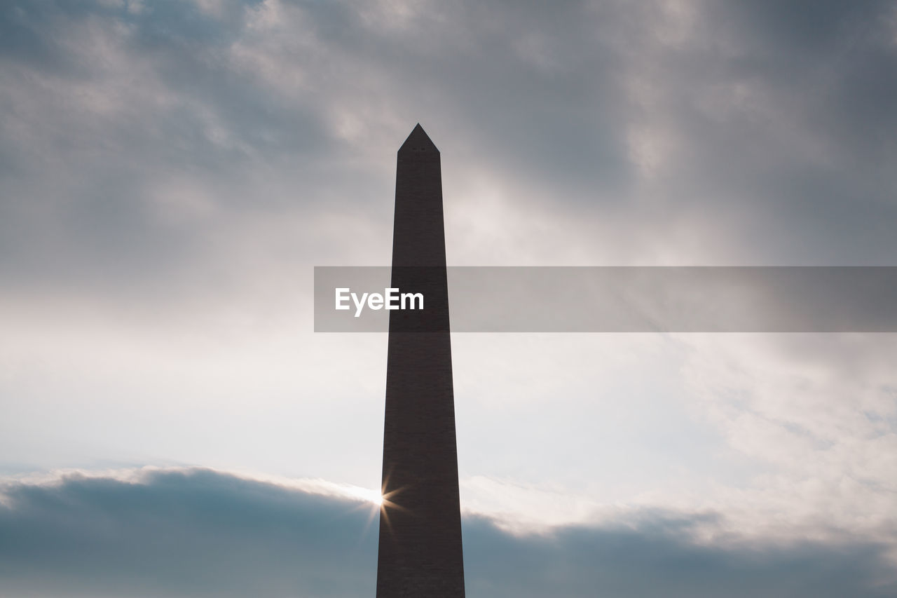 Low angle view of washington monument against cloudy sky