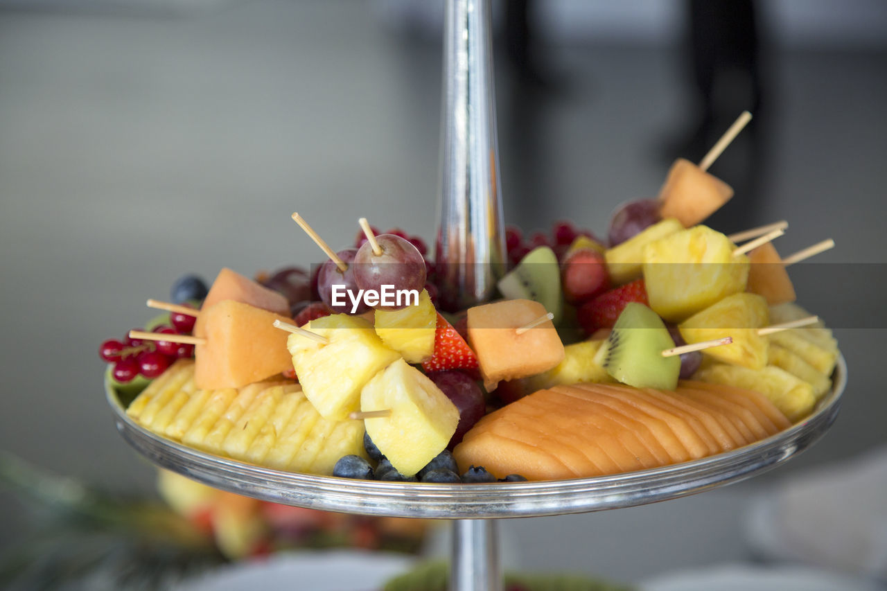 CLOSE-UP OF FRUIT IN BOWL