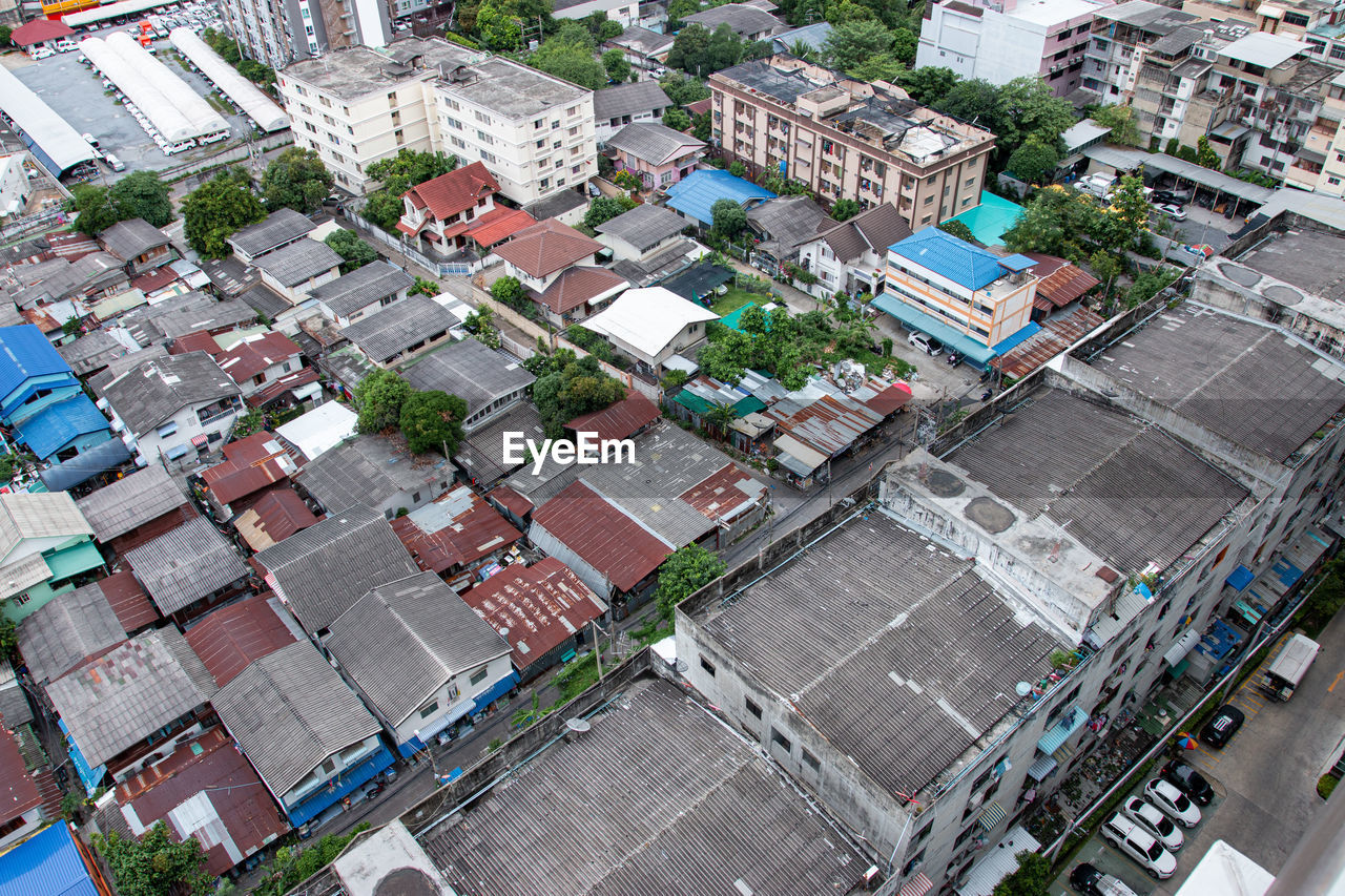 HIGH ANGLE VIEW OF BUILDINGS AND STREET IN CITY