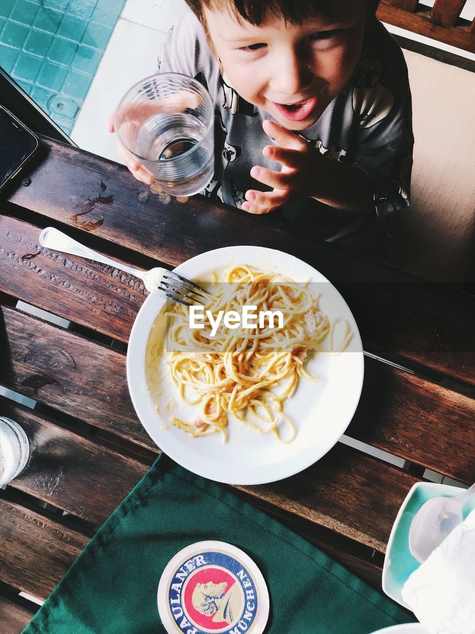 HIGH ANGLE VIEW OF A FOOD IN A GLASS