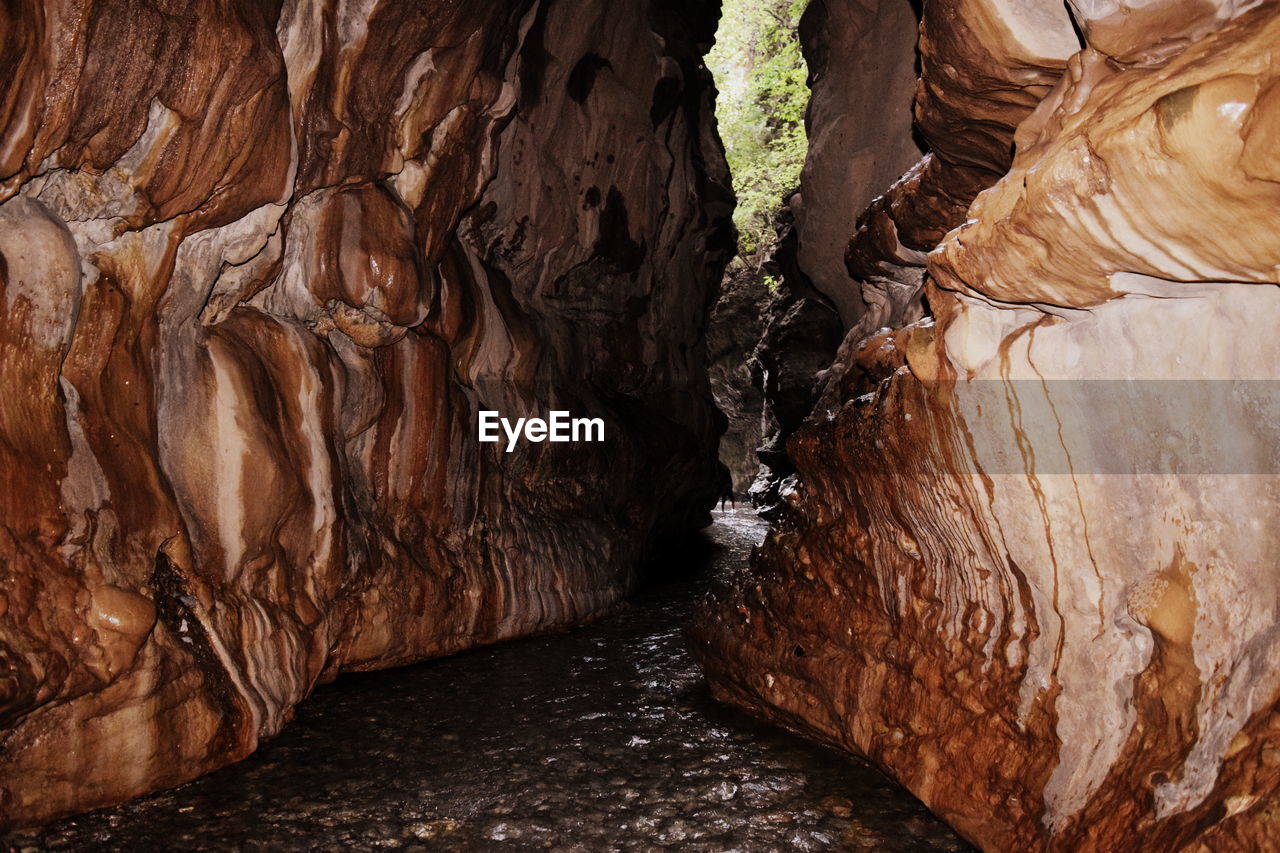 CLOSE-UP OF ROCK FORMATIONS