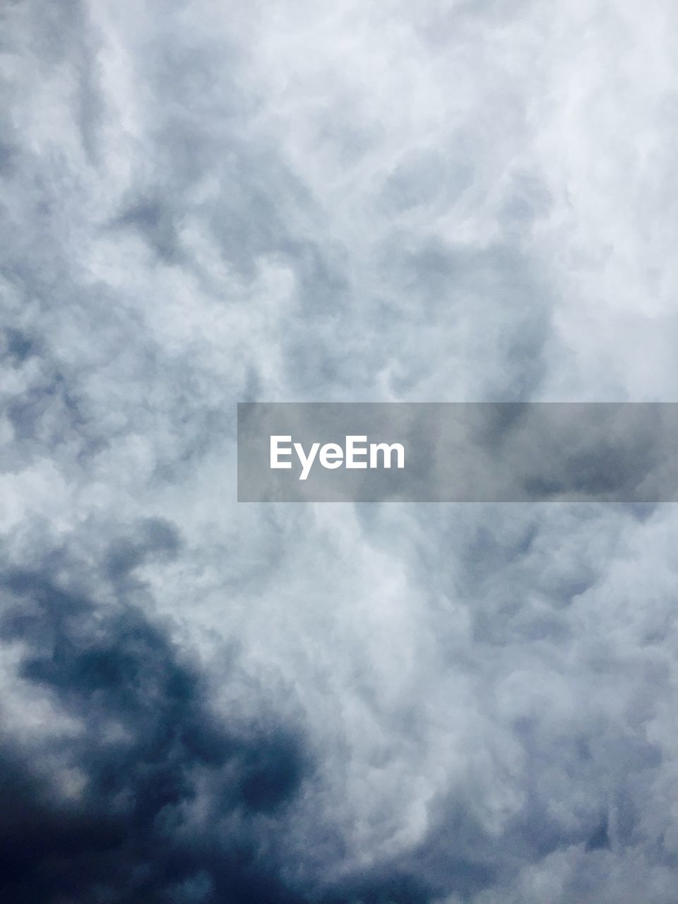 LOW ANGLE VIEW OF CLOUDY SKY AT DUSK