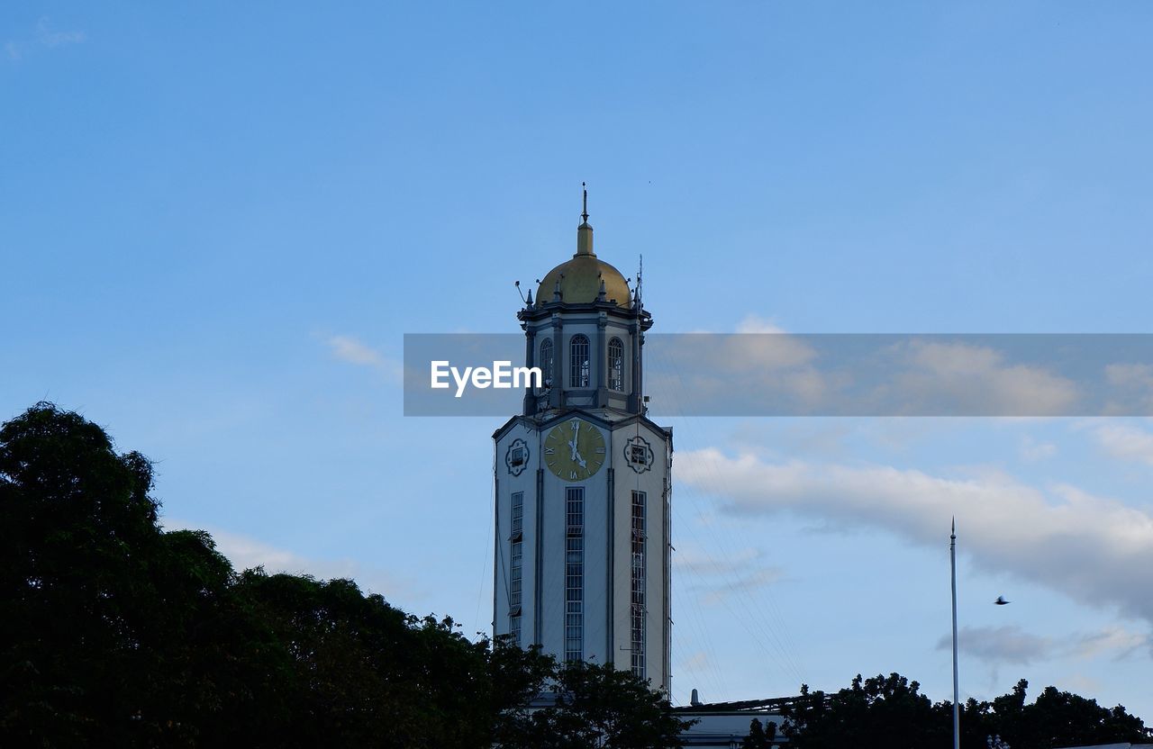 LOW ANGLE VIEW OF A BUILDING AGAINST SKY