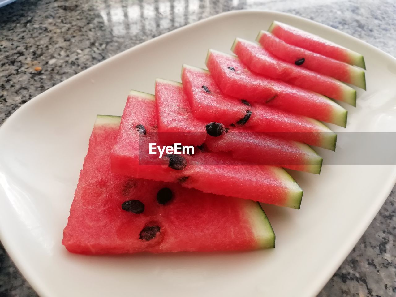 HIGH ANGLE VIEW OF FRUIT SALAD IN PLATE