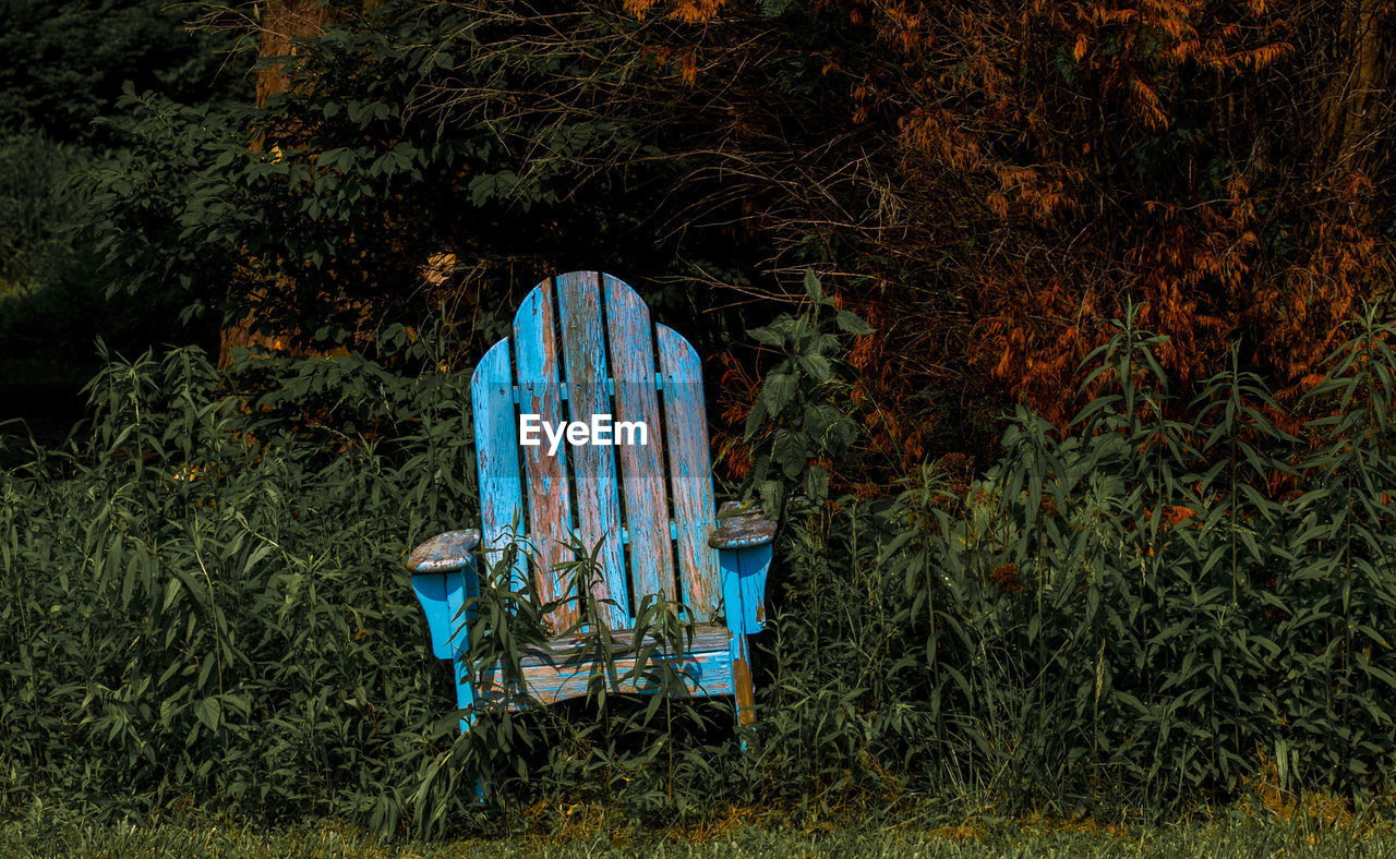VIEW OF EMPTY BENCH ON FIELD