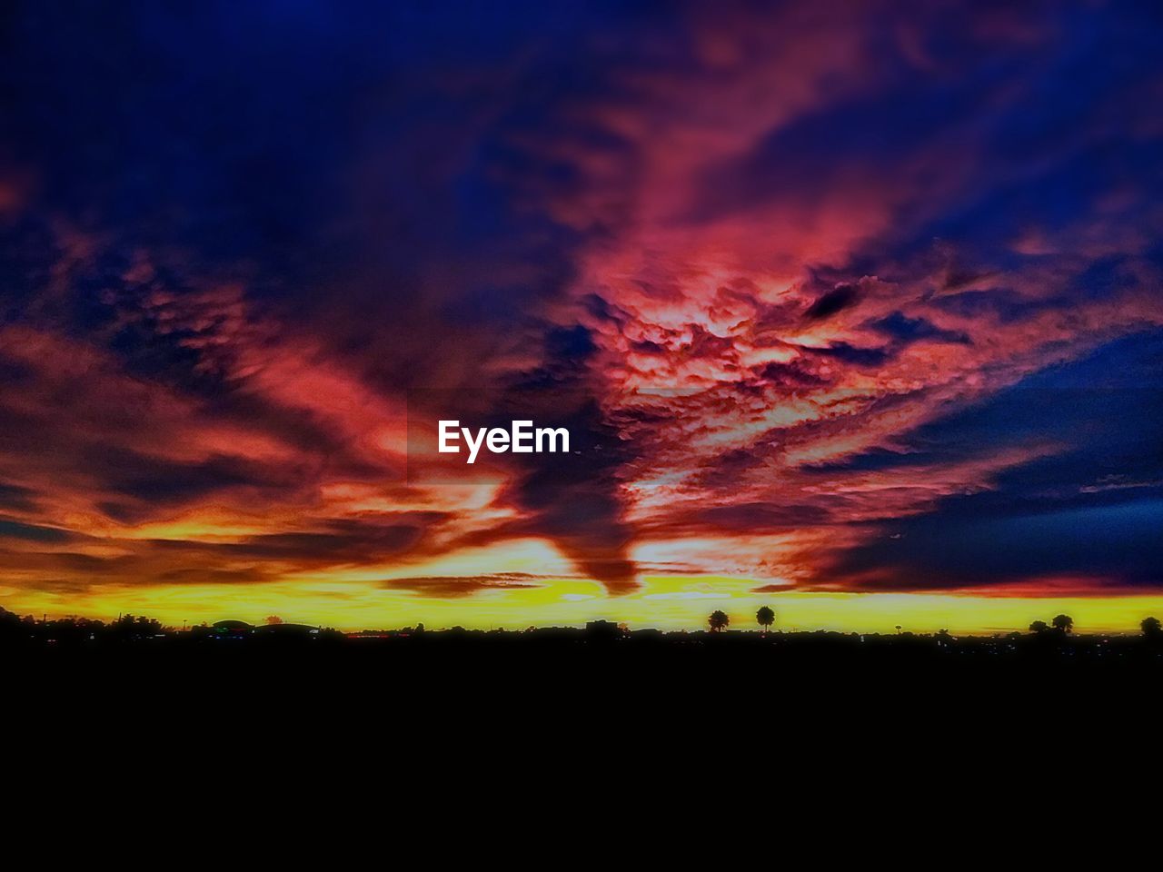 SCENIC VIEW OF DRAMATIC SKY OVER SILHOUETTE FIELD