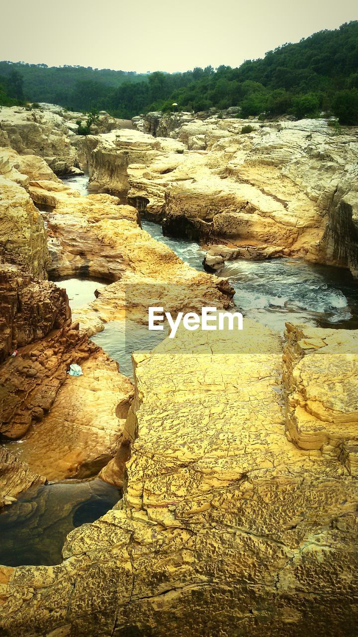 SCENIC VIEW OF ROCK FORMATIONS ON MOUNTAIN