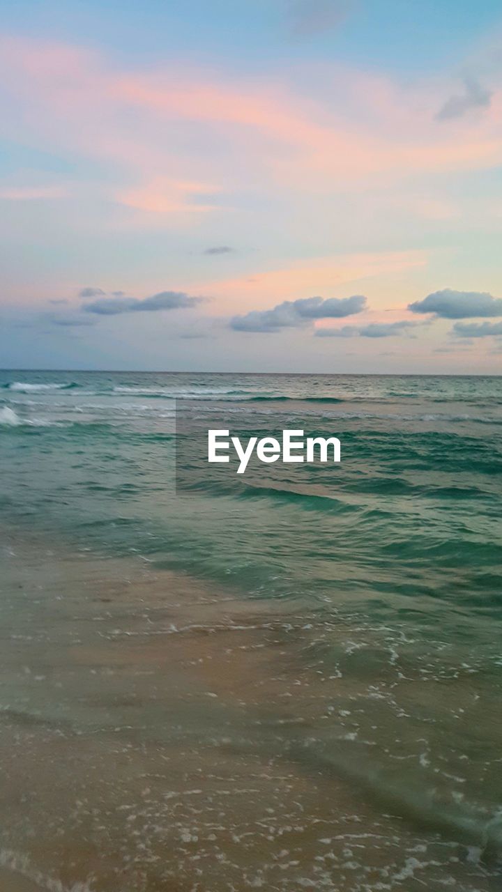 SCENIC VIEW OF SEA AGAINST SUNSET SKY