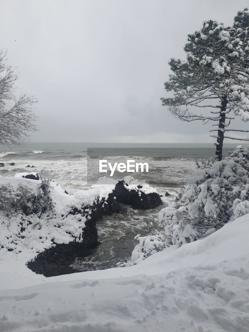 SCENIC VIEW OF SNOW COVERED LAND AGAINST SKY DURING WINTER