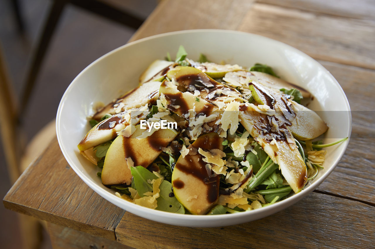 HIGH ANGLE VIEW OF FOOD IN PLATE ON TABLE