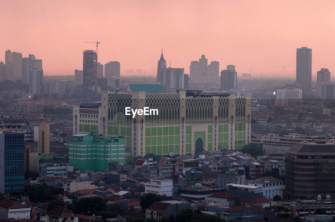 VIEW OF CITYSCAPE AGAINST SKY